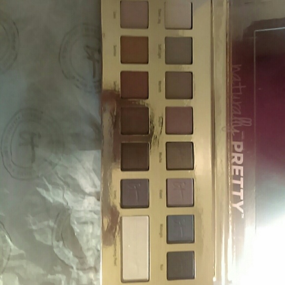 It Cosmetics Naturally Pretty pallette - Picture 4 of 4